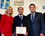 圖： 華裔科學家麥德華（中）於2015年6月在多倫多獲得傑出移民獎（RBC Top 25 Immigrant Awards）。（周月諦/大紀元）