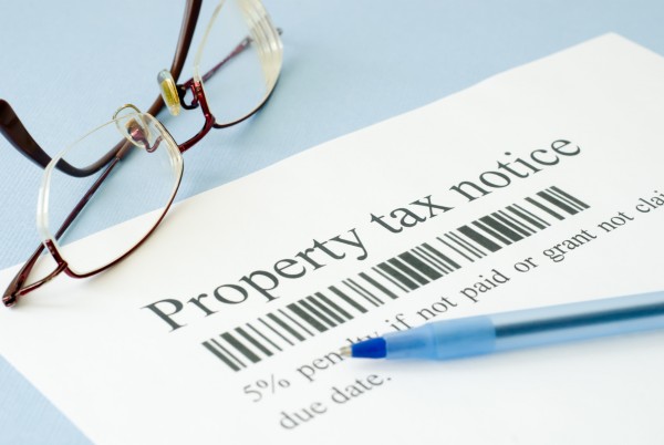 根据你所居住的州的税率，州的个人所得税和地税每年都要花费数千美元。（Fotolia）