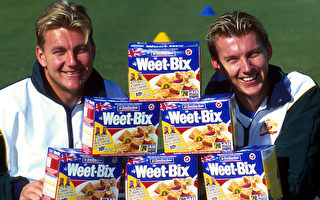 澳洲脆酥的Weet-BIX全穀麥片，現在成為中國大陸網民瘋狂熱購的寵兒。圖為Weet-BIX製造商Sanitarium公司贊助澳洲板球隊。(Darren England/ALLSPORT/Getty Images)