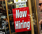 纽约一家店商贴出的招聘需求标识。(Spencer Platt/Getty Images)