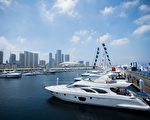 凱捷顧問公司最新全球財富報告顯示，2015年亞洲富豪擁有全球最多的財富，大陸的富人增最多。圖為停泊在大陸大連港口的奢華遊艇。(JOHANNES EISELE/AFP/Getty Images)