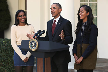 6月10日，美国总统奥巴马的长女玛丽亚高中毕业，奥巴马和第一夫人米歇尔将出席女儿的毕业典礼。图为奥巴马和两个女儿在一起。(Chip Somodevilla/Getty Images)