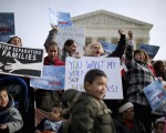 今天1月，部份移民在聯邦最高法院前抗議遞解非法移民。（Chip Somodevilla/Getty Images）