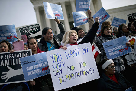 1月15日,美国高院外支持奥巴马移民改革行政令的人群。 ( Chip Somodevilla/Getty Images)