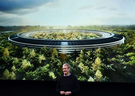 苹果公司新总部的外观是世界上最大的弧形玻璃组合。（ AFP / Josh Edelson (Photo credit should read JOSH EDELSON/AFP/Getty Images)