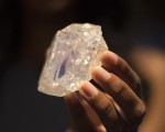 A model holds the 1,109 carat LESEDI LA RONA diamond May 4, 2016 at Sotheby's in New York.
The rough diamond, uncovered in Botswana, southern Africa, last year estimated to be three billion years old, will be offered in a stand-alone auction in London on June 29, 2016, estimated to sell for in excess of $70 million USD.
 / AFP / DON EMMERT        (Photo credit should read DON EMMERT/AFP/Getty Images)