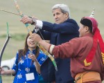 美国国务卿克里于2016年6月5日抵达蒙古访问，称赞蒙古是该地区的民主绿洲。本图为克里参加蒙古那达慕大会的开幕式，进行拉弓射箭仪式。（SAUL LOEB/AFP/Getty Images）