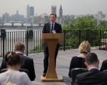 英国公投民调 中间选民忧脱欧加重经济负担
