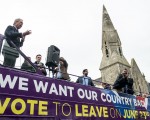 图为英国独立党领导人Nigel Farage（右）在6月13日的一个脱欧活动上造势。 (CHRIS J RATCLIFFE/AFP/Getty Images)