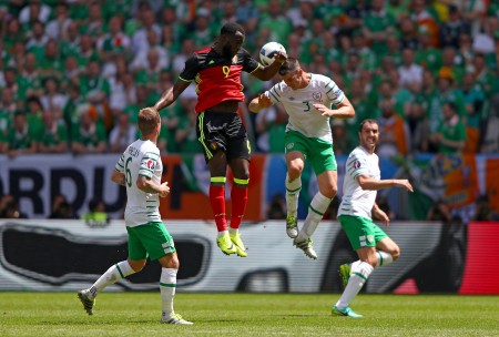 BORDEAUX, FRANCE - JUNE 18: Ciaran Clark of Republic of Ireland and Romelu Lukaku of Belgium compete for the ball during the UEFA EURO 2016 Group E match between Belgium and Republic of Ireland at Stade Matmut Atlantique on June 18, 2016 in Bordeaux, France. (Photo by Ian Walton/Getty Images)
