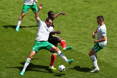 BORDEAUX, FRANCE - JUNE 18: John O'Shea of Republic of Ireland and Romelu Lukaku of Belgium compete for the ball during the UEFA EURO 2016 Group E match between Belgium and Republic of Ireland at Stade Matmut Atlantique on June 18, 2016 in Bordeaux, France. (Photo by Dean Mouhtaropoulos/Getty Images)