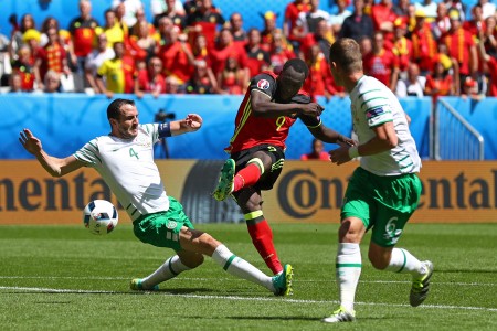 BORDEAUX, FRANCE - JUNE 18: Romelu Lukaku of Belgium scores his team's first goal during the UEFA EURO 2016 Group E match between Belgium and Republic of Ireland at Stade Matmut Atlantique on June 18, 2016 in Bordeaux, France. (Photo by Ian Walton/Getty Images)