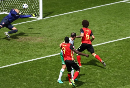 BORDEAUX, FRANCE - JUNE 18: Axel Witsel of Belgium scores his team's second goal past Darren Randolph of Republic of Ireland during the UEFA EURO 2016 Group E match between Belgium and Republic of Ireland at Stade Matmut Atlantique on June 18, 2016 in Bordeaux, France. (Photo by Dean Mouhtaropoulos/Getty Images)