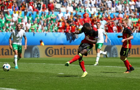 BORDEAUX, FRANCE - JUNE 18: Romelu Lukaku of Belgium scores his team's third goal during the UEFA EURO 2016 Group E match between Belgium and Republic of Ireland at Stade Matmut Atlantique on June 18, 2016 in Bordeaux, France. (Photo by Ian Walton/Getty Images)