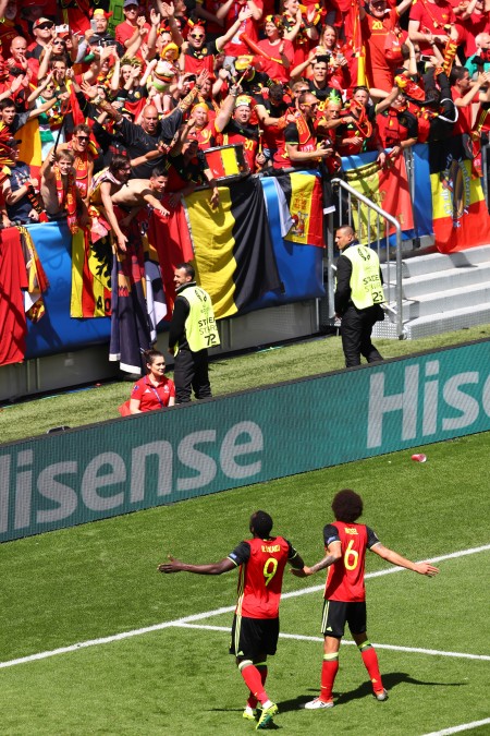 BORDEAUX, FRANCE - JUNE 18: Romelu Lukaku of Belgium celebrates scoring his team's third goal with Axel Witsel of Belgium during the UEFA EURO 2016 Group E match between Belgium and Republic of Ireland at Stade Matmut Atlantique on June 18, 2016 in Bordeaux, France. (Photo by Dean Mouhtaropoulos/Getty Images)