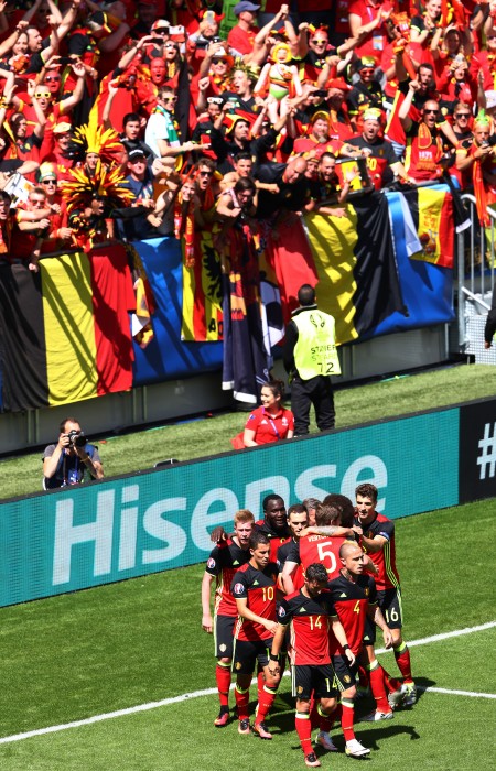 BORDEAUX, FRANCE - JUNE 18: Romelu Lukaku of Belgium celebrates scoring his team's third goal with his team mates during the UEFA EURO 2016 Group E match between Belgium and Republic of Ireland at Stade Matmut Atlantique on June 18, 2016 in Bordeaux, France. (Photo by Dean Mouhtaropoulos/Getty Images)