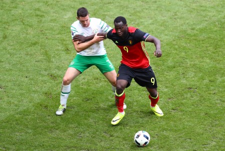 BORDEAUX, FRANCE - JUNE 18: Romelu Lukaku of Belgium holds off Ciaran Clark of Republic of Ireland during the UEFA EURO 2016 Group E match between Belgium and Republic of Ireland at Stade Matmut Atlantique on June 18, 2016 in Bordeaux, France. (Photo by Dean Mouhtaropoulos/Getty Images)