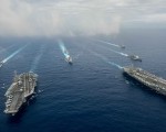 美军双航母战斗群在菲律宾海进行罕见演习