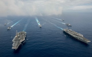 美军双航母战斗群在菲律宾海进行罕见演习