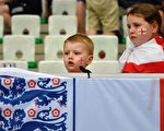 英格兰的小球迷在场边加油。( JEFF PACHOUD/AFP/Getty Images)