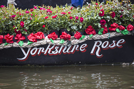 名為'Yorkshire Rose'的船上裝飾著紅色的玫瑰花,悼念已故議員喬·考克斯。 (Jack Taylor/Getty Images)