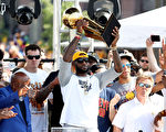 NBA骑士当家球星詹姆斯现场举起NBA总冠军奖杯 。( Mike Lawrie/Getty Images)