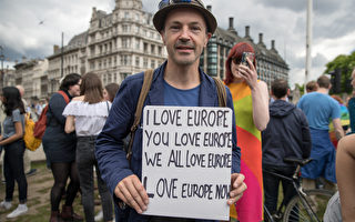 英国反“脱欧”（Brexit）的抗议活动在伦敦街头展开，示威者挥舞著欧盟旗帜，拿着写有“留在欧盟”的海报，并举著横幅。 (Matt Cardy/Getty Images)