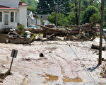 洪水造成当地道路泥泞不堪。有些地区还伴有落石。(Photo by Ty Wright/Getty Images)