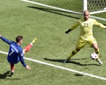 France's forward Antoine Griezmann (L) and Ireland's goalkeeper Darren Randolph vie for the ball during the Euro 2016 round of 16 football match between France and Republic of Ireland at the Parc Olympique Lyonnais stadium in Décines-Charpieu, near Lyon, on June 26, 2016.
France won the match 2-1. / AFP / JEAN-PHILIPPE KSIAZEK        (Photo credit should read JEAN-PHILIPPE KSIAZEK/AFP/Getty Images)