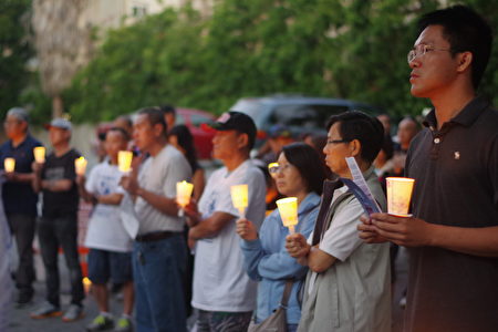 6月4日晚，洛杉磯民眾在中領館前燭光紀念六四27週年。（劉菲/大紀元）