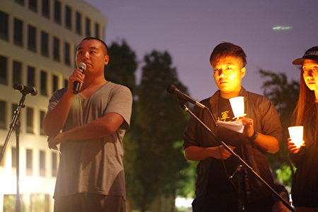 6月4日晚，洛杉磯民眾在中領館前燭光紀念「六四」27周年。圖為一名90後青年（左）發言。（劉菲/大紀元）