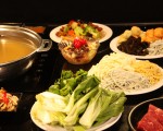 韓式涮涮鍋及配料。（大紀元）