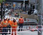 2016年6月8日，在渥太华市中心的Rideau Centre附近的轻轨施工现场发生地陷天坑。（任侨生／大纪元）