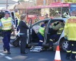 週四上午，悉尼南區好事圍（Hurstville）的Croydon路和Queens路交叉路口，發生車禍。救援人員正在現場施救卡在車中的乘客。（安平雅/大紀元）