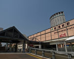 东京迪斯尼乐园所在的新浦安车站。（街画网提供）