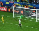 法国欧洲杯小组赛，世界冠军德国队2-0击败乌克兰。图为德国队长魏因斯泰格（右）在第92分钟进球瞬间。(Shaun Botterill/Getty Images)
