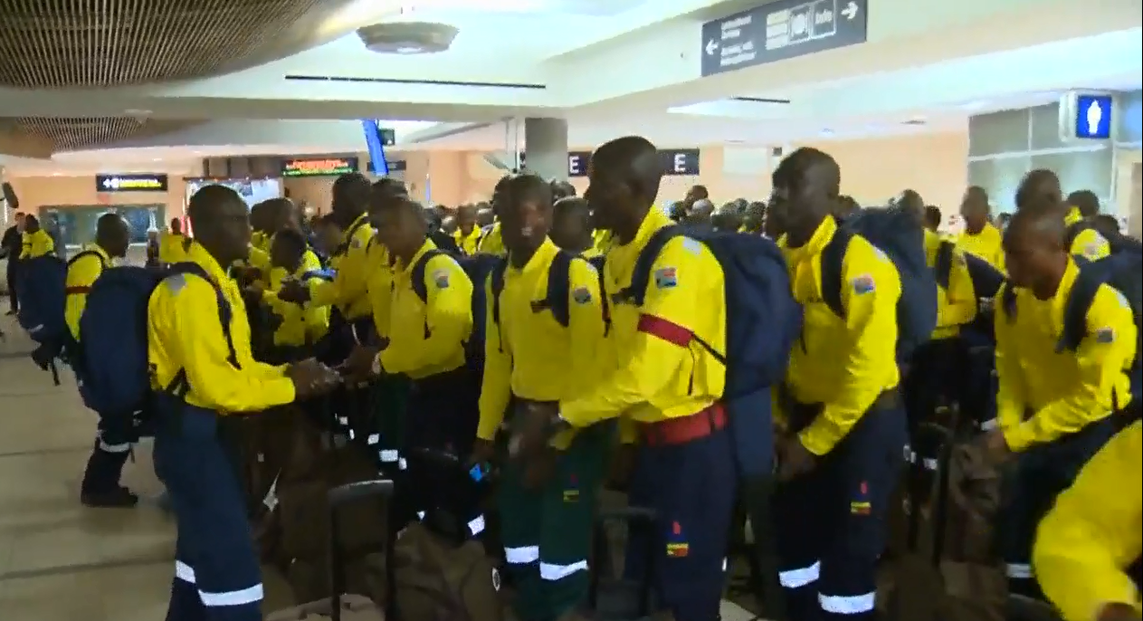 南非消防員抵達加拿大埃德蒙頓機場，他們唱歌跳舞的視頻很快流傳開來。（視頻截圖）