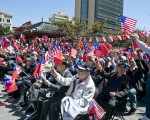 2013年6月8日，500多名僑胞從灣區各地趕到舊金山唐人街花園角參加護旗大會。（大紀元資料照片）