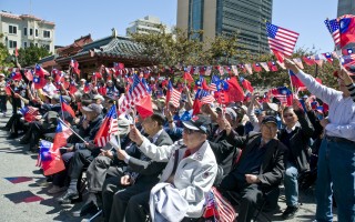 2013年6月8日，500多名侨胞从湾区各地赶到旧金山唐人街花园角参加护旗大会。（大纪元资料照片）