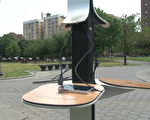 已經有民眾開始使用公園裡的免費充電器。 (奧利弗／大紀元)