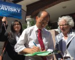 華裔居民鄭先生簽名支持史塔文斯基競選連任。 (林丹/大紀元)