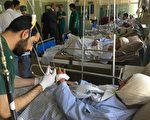6月20日早上遭自殺炸彈襲擊的受傷警衛在阿富汗首都喀布爾一家醫院接受治療。（加通社）