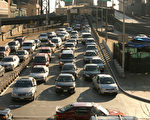 想從皇后區大橋進入曼哈頓的車輛堵在橋口。 (Daniel Barry/Getty Images)
