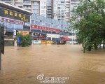 近日，大陆多地遭暴雨袭击导致内涝严重：广西柳州市民家中“打船”出行；重庆十余辆车被冲走移位；福建龙岩部分景区关闭。图为广西柳州暴雨。（网络图片）