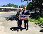 民主黨人湯姆·佐茨(Tom Suozzi,右)正式宣佈參選,並獲得州參議員艾維樂(Tony Avella,左)的背書支持。 (陳曉天/大紀元)