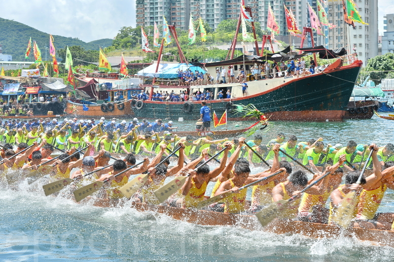 端午節，香港各區包括大澳、赤柱、大埔、西貢和香港仔等均有龍舟競賽。圖為香港仔海濱公園舉行的「2016香港仔龍舟競渡大賽」活動。（宋祥龍／大紀元）