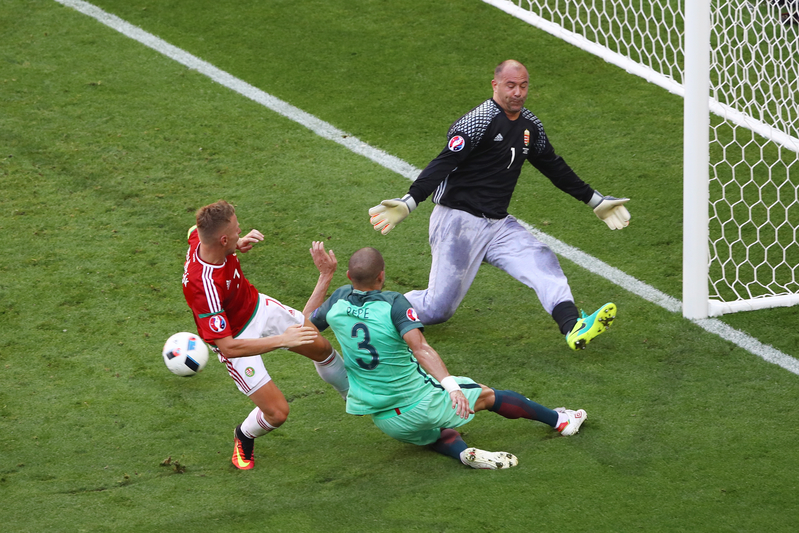 葡萄牙守门员试图拦截，但还是让匈牙利入了第一球。(Clive Brunskill/Getty Images)