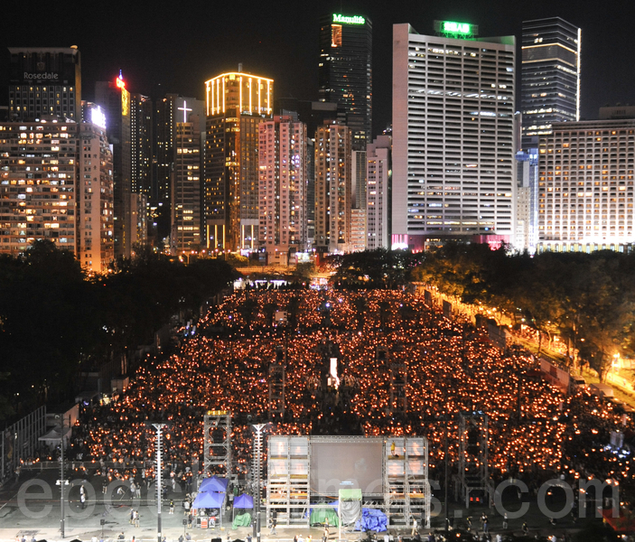 2016年6月4日晚，12.5万香港市民到维多利亚公园悼念六四事件27周年。（孙青天／大纪元）