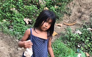 【视频】菲律宾小女孩接送失明爸爸 感动240万人