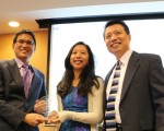 Y2 Academy學生Amy Lo（中）獲得2015年12月SAT傑出進步獎，經過培訓，Amy提高720分。右為羅澤龍校長。左爲杜克大學醫學中心頭頸外科與交流學主任。（圖片來源：Y2 Academy ）